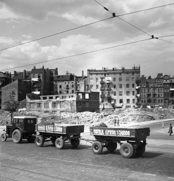 E1-Hamburg_Germany_1950_clearing_rubble%5d.tif