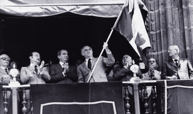 José López Portillo enarbola la bandera